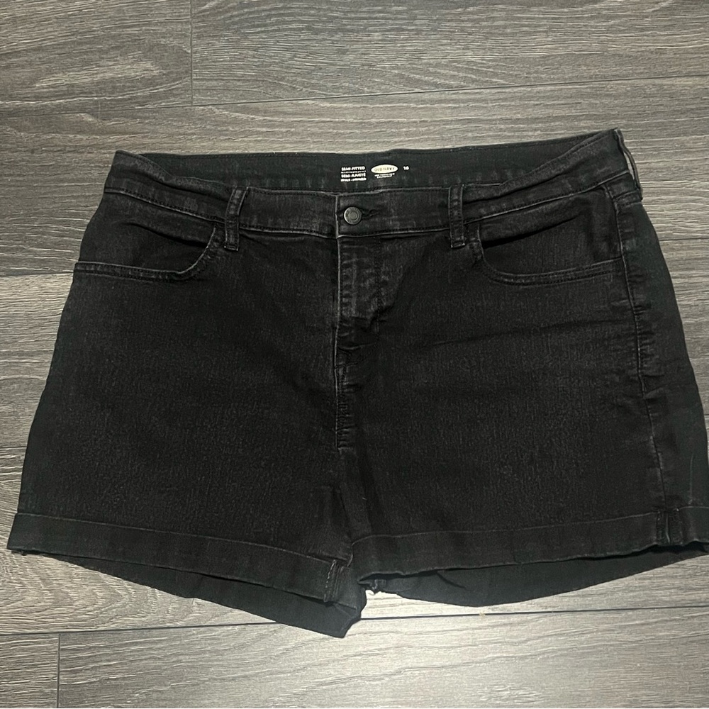 Old Navy black denim semi-fitted size 16 - 3.5 inseam.